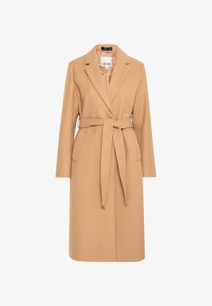 Manteau beige ceinturé avec un col cranté, des manches longues et des poches latérales, fabriqué à partir d'un tissu texturé, présentant une coupe mi-mollet.