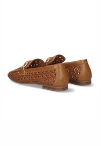 Mocasines trenzados marrones con un ribete de cuero texturizado y un pequeño tacón. Presentan un acento metálico decorativo en la parte superior.