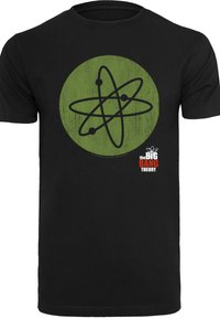 Melnās krāsas T-krekls ar nolietotu zaļu apļa grafiku, kurā attēlots melns atomu simbols un neliels sarkans un balts "Lielā sprādziena teorija" logotips.