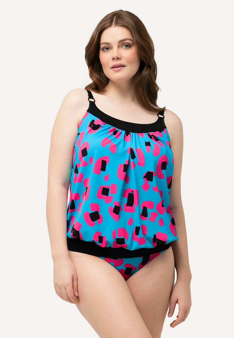 Completo tankini con un top blu decorato con stampa astratta di leopardo rosa e nera, bordi neri e spalline regolabili, abbinato a slip bikini coordinati.