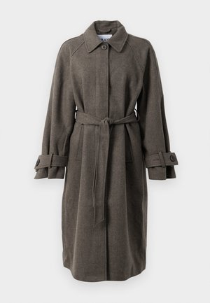 Cappotto in lana marrone con taglio dritto, chiusura a bottoni e cintura. Presenta un colletto, maniche raglan e cinturini ai polsini con bottoni.