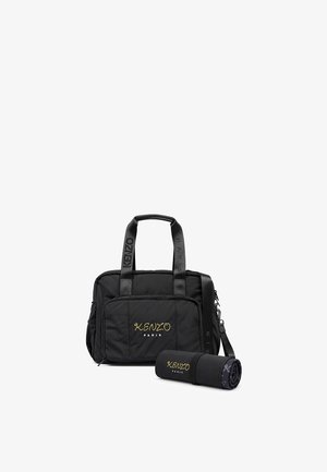 Bolso negro Kenzo Paris con dos asas y un bolsillo frontal con cremallera, acompañado de un accesorio enrollado a juego con texto del logo dorado.