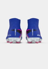 Ζευγάρι μπλε ποδοσφαιρικών παπουτσιών Nike Mercurial με ροζ και μαύρες λεπτομέρειες, βλέποντας από πίσω σε λευκό φόντο.
