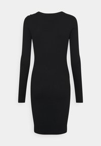 Robe noire à manches longues côtelées avec une silhouette ajustée et un col rond. Présente un accent sur les épaules avec un petit détail de bouton.