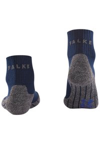 Calcetines en azul marino y gris, hechos de un tejido texturizado. Áreas del talón y la punta reforzadas con marca en el puño. Parte superior acanalada para un mejor ajuste.