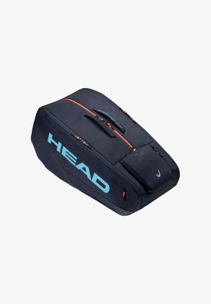 Sac de sport HEAD bleu marine avec plusieurs compartiments, fermetures éclair orange et une poignée sur le dessus, conçu pour le rangement et le transport de raquettes.
