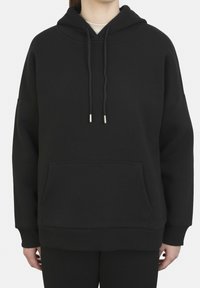 Sudadera negra hecha de un tejido suave. Cuenta con un bolsillo frontal, cordones ajustables y puños y dobladillo de ribete para un ajuste relajado.