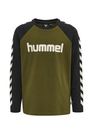 Koszulka z długim rękawem w kolorze oliwkowo-zielonym i czarnym, z logo "hummel" z przodu oraz białymi paskami w kształcie jodełki na obu rękawach.
