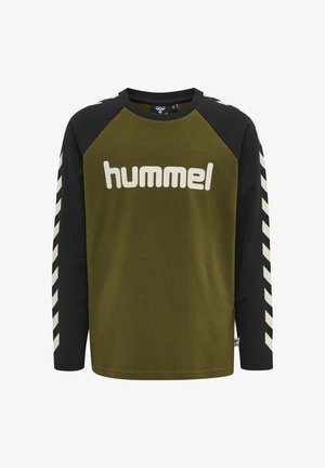 Koszulka z długim rękawem w kolorze oliwkowo-zielonym i czarnym, z logo "hummel" z przodu oraz białymi paskami w kształcie jodełki na obu rękawach.