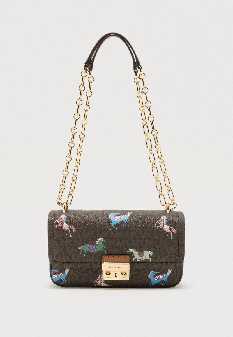 Bolso de mano marrón con estampado y motivos de caballo, correa de cadena dorada y un cierre dorado. Hecho de material texturizado. Dimensiones no especificadas.