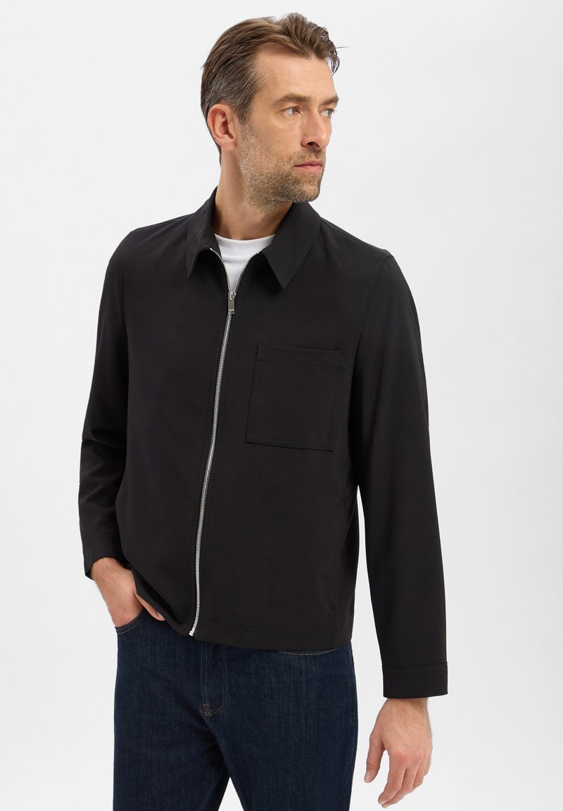 Zwarte lichte jas met een kraag, volledige ritssluiting en borstzak. Slim fit met lange mouwen en een gladde textuur.