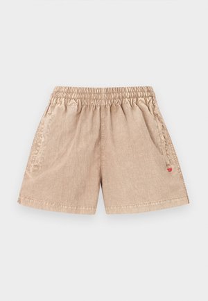 Beige casual shorts med elastisk linning, sidelommer og en liten rød logo på høyre lomme mot en hvit bakgrunn.