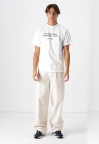 HUF LEGEND RETURNS TEE UNISEX - Trükipildiga T-särk - white