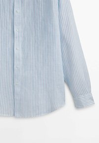 Chemise à manches longues boutonnée à rayures verticales bleu clair et blanc avec poignets, montrée de la taille à la manche droite sur un fond blanc.