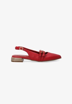 Czerwone skórzane buty na obcasie typu slingback z wydłużonym noskiem, z podwójnymi klamrami i niskim, teksturowanym drewnianym obcasem.