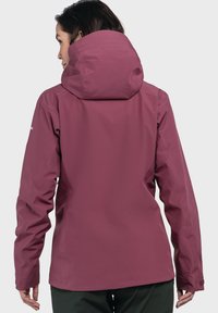 Wasserdichte lila Jacke mit Kapuze, die eine glatte Textur, eine taillierte Passform und verstellbare Bündchen bietet. Sichtbares Markenlogo auf dem Ärmel.