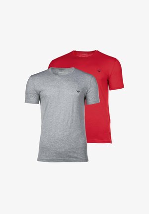 Dwa t-shirty z krótkim rękawem: jeden szary, drugi czerwony. Oba mają okrągły dekolt i małe logo na piersi. Materiał wydaje się gładki i nieco elastyczny.
