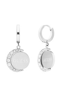 Zilveren ringoorbellen met een ronde hanger met "GUESS" gravure, versierd met heldere kristallen aan één kant.