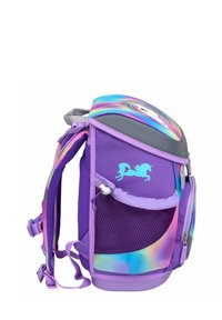 Lila Rucksack aus strapazierfähigem Stoff, mit holographischem Oberteil und Mesh-Seitentasche. Verziert mit einer Einhorn-Silhouette und einem Farbverlauf-Design.