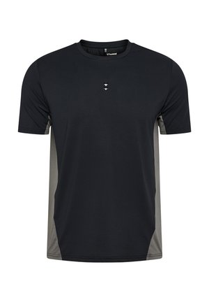 Zwart sportshirt met korte mouwen, grijze zijpanelen, ronde hals en een klein wit chevron-logo in het midden onder de kraag.