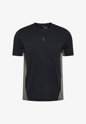 Schwarzes Sportshirt mit kurzen Ärmeln, grauen Seitenteilen, Rundhalsausschnitt und kleinem weißem Chevron-Logo zentriert unterhalb des Kragens.