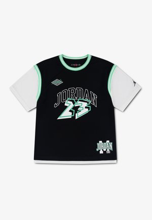 T-shirt Jordan à manches courtes en noir et blanc avec des bordures vertes, arborant le texte "Jordan 23" et le logo sur le devant et la manche.