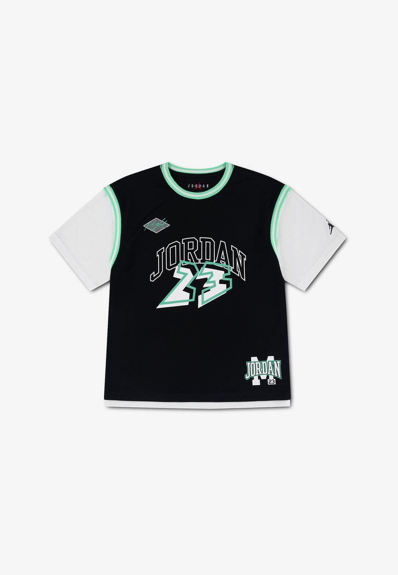 T-shirt Jordan à manches courtes en noir et blanc avec des bordures vertes, arborant le texte "Jordan 23" et le logo sur le devant et la manche.