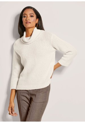 Weißer, gestrickter Pullover mit einem Schalkragen und Dreiviertelärmeln. Verfügt über einen Rippensaum am Saum. Kombiniert mit braunen, taillierten Hosen.