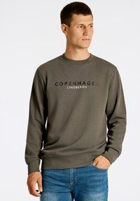 Sudadera verde oliva con cuello barco, que presenta el texto "Copenhague Lindbergh" en negro contrastante. Textura suave con puños acanalados.