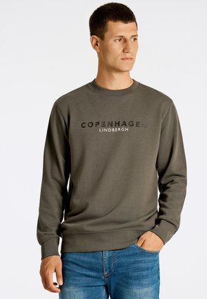Sweatshirt vert olive avec col rond, arborant le texte "Copenhagen Lindbergh" en noir contrastant. Texture lisse avec des poignets côtelés.