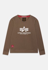 Brun sweatshirt i mjukt tyg med rund halsringning. Har en vit "Alpha Industries"-logotyp och en röd varumärkesskylt längst ner.