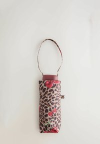 Paraplytaske med leopardmønster og røde kirsebær, lavet af stof, cylindrisk form, pink håndtag, der stikker op, og en lille bærerem.