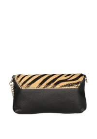 Clutch in pelle nera con una sezione superiore in pelliccia sintetica con motivo a strisce di tigre. Accessori in oro con dettaglio a catena sul lato.