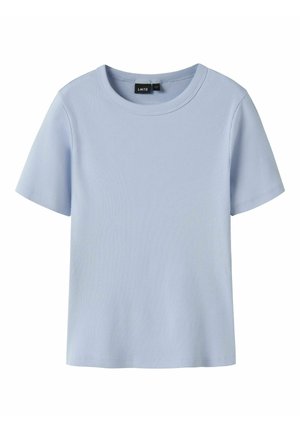 Hellblaues, geripptes T-Shirt mit kurzen Ärmeln und Rundhalsausschnitt mit einem schwarzen LMTD-Markenetikett innen am Kragen.