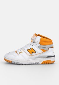 Basket haute New Balance 650 blanche et orange avec lacets, col rembourré et semelle marquée, vue de côté sur un fond blanc.