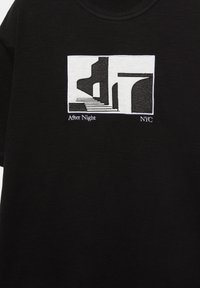Sort skjorte med en hvid rektangulær grafik af abstrakte bygninger og trapper, med teksten "After Night" og "NYC" nedenfor.