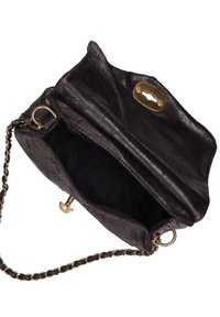 Borsa in pelle nera con tracolla in catena dorata, chiusura a pattina e interno in tessuto nero vuoto, mostrata su uno sfondo bianco.