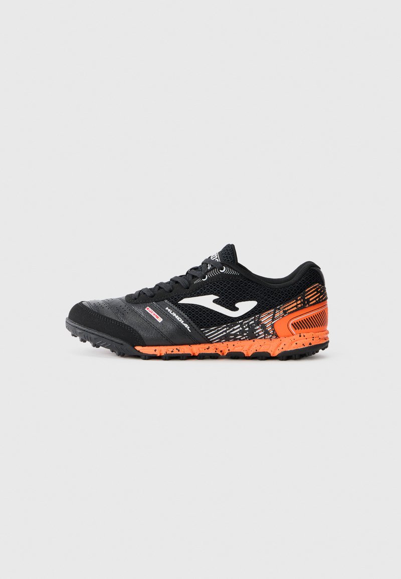 Scarpa sportiva bassa nera e arancione con tomaia in rete e sintetico, suola in gomma, logo bianco sul lato e lacci su uno sfondo grigio.