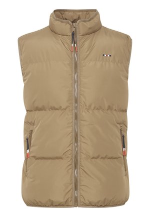 Bež pufasta brezrokavnik z visokim ovratnikom, sprednjim zadrgo in stranskimi žepi. Ima logotip in barvne akcentne elemente v rdeči, beli in modri barvi.