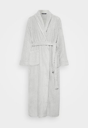 Bata de banho cinza-claro de comprimento total, com gola xale, bolso frontal esquerdo, mangas longas e cinto para atar a condizer.