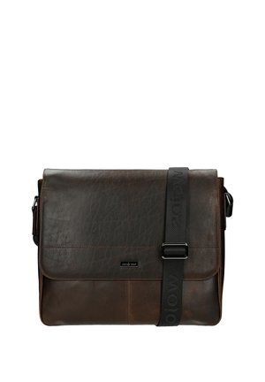 Sac messager en cuir marron foncé avec fermeture à rabat et bandoulière noire ajustable, arborant le nom de la marque embossé.