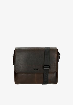 Sac messager en cuir marron foncé avec fermeture à rabat et bandoulière noire ajustable, arborant le nom de la marque embossé.