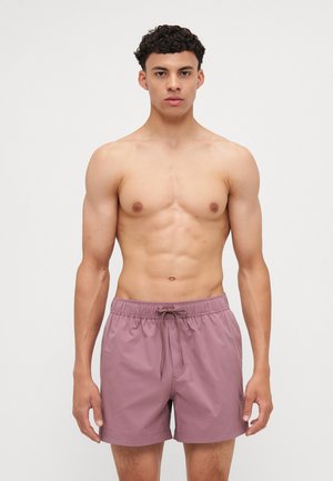 Herre svømmeshorts i blødt pink stof, med elastisk talje og snor, samt en lige pasform, der slutter over knæet.