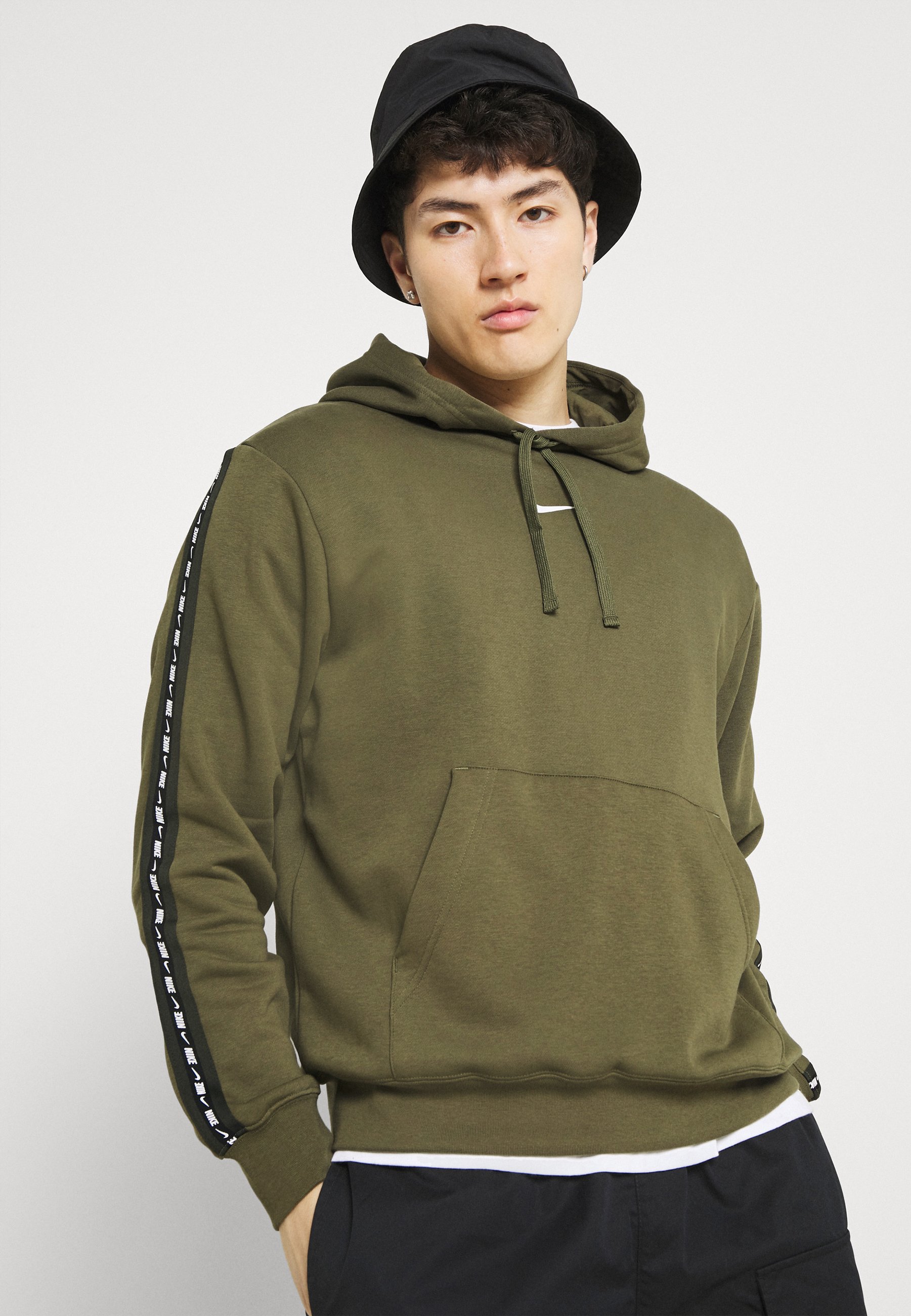 Sudadera Lifestyle Nike Sportwear Repeat Fleece Crew BB gris claro/negro -  Tienda de fútbol