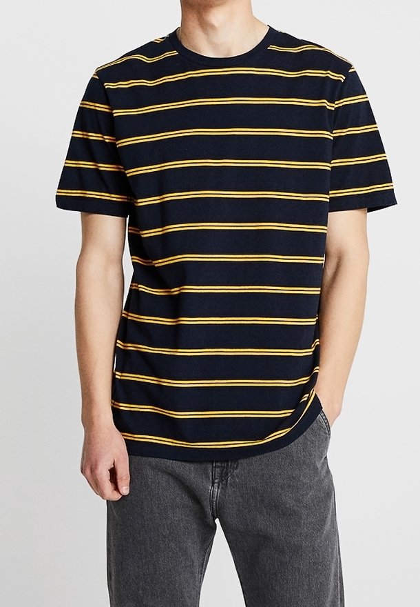 Camiseta de manga corta azul marino con rayas horizontales amarillas. Fabricada en algodón, presenta un cuello redondo y un corte relajado.