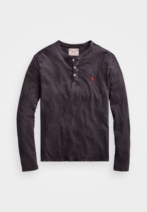 Ciemnoszara koszulka henley z długim rękawem, trzema guzikami i małym czerwonym logo Polo Ralph Lauren na lewej piersi.