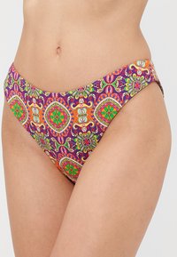 Bas de bikini à motifs avec des designs floraux purple, orange et vert. Fabriqué en tissu extensible avec une coupe taille basse et une couverture minimale.