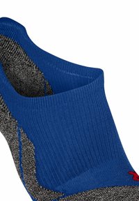 Calza alla caviglia blu realizzata in tessuto lavorato a maglia con bordo a coste, tallone grigio a contrasto e logo rosso a dettaglio. Texture morbida con design senza cuciture.