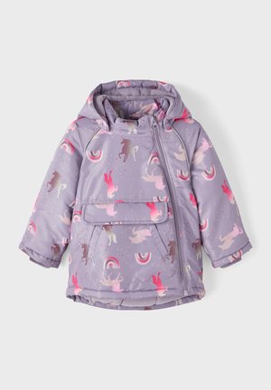 Paarse pufferjas met een capuchon, voorzien van een patroon van eenhoorns en regenbogen in roze en beige. Inclusief een voorzak en zachte binnenvoering.