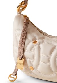Beige Lederhandtasche mit gesteppter Optik, goldenen Hardware-Akzenten und einem gemusterten Trageriemen. Verfügt über einen Reißverschluss und ein Logo-Detail am Riemen.